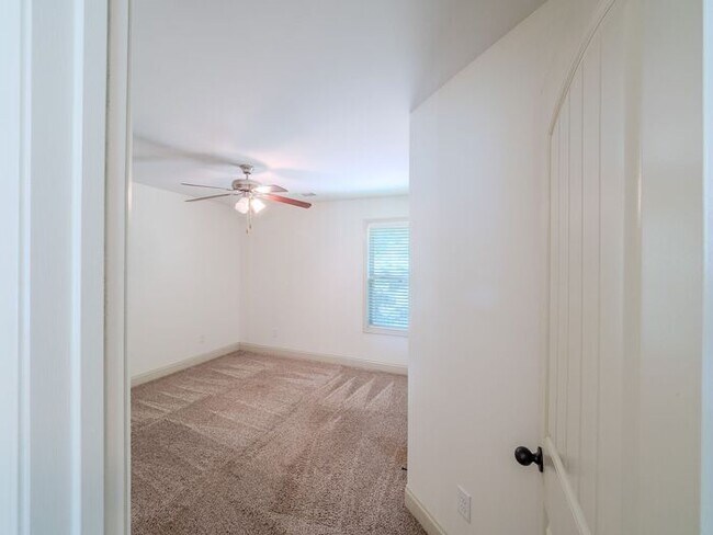 Building Photo - 512 Watercourse Way