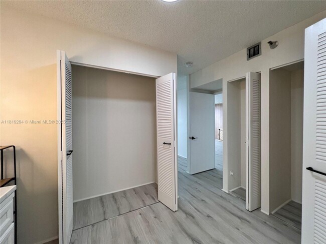 Building Photo - 20515 E Country Club Dr