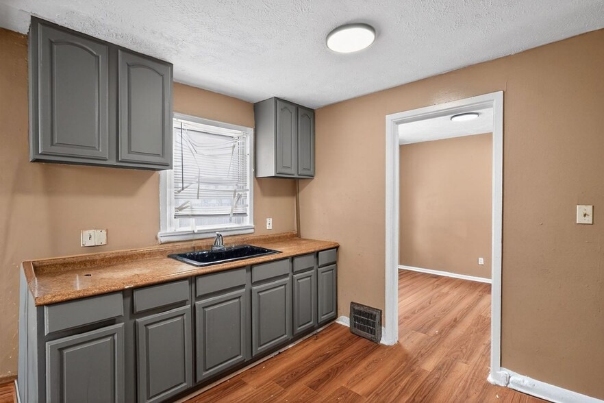 Building Photo - 3894 E 144th St