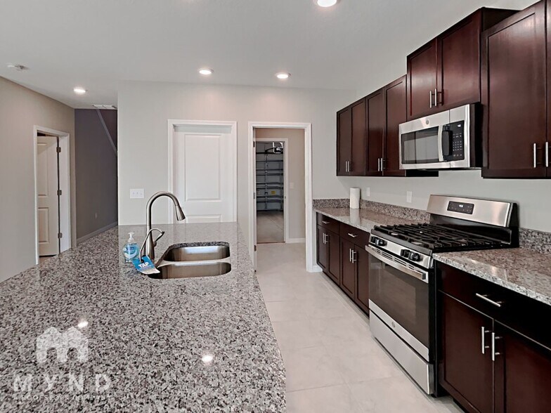 Building Photo - 5250 White Chicory Dr