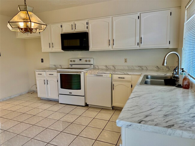 Building Photo - 2802 Valley Forest Dr