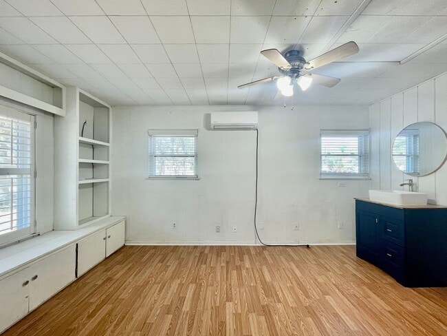 Building Photo - 4 Bedrooms in Oak Heights