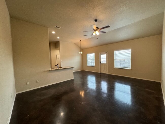 Building Photo - Beautiful 3x2 Duplex in New Braunfels, TX!