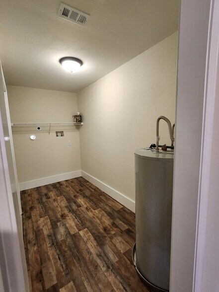 Building Photo - 202 Hill Dr