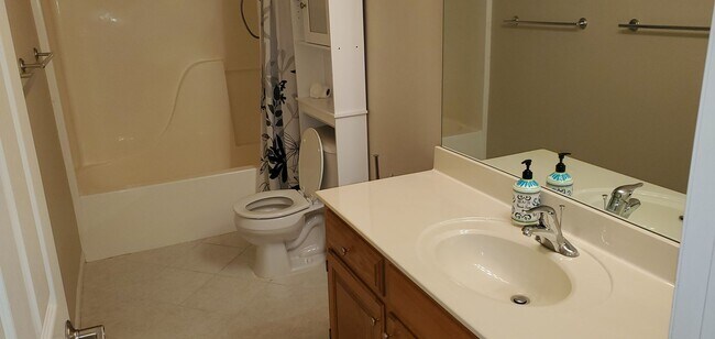 Building Photo - 3 bd, 2 ba house in SW Katy Lake Estates subdivision, fenced, w/d included, corner lot