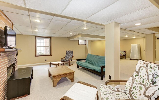 Building Photo - Absolutely Gorgeous Rambler in Great Location!