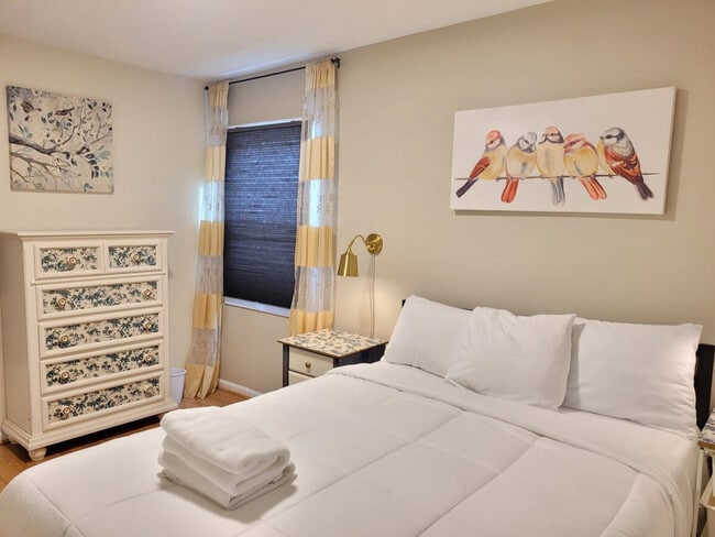 Building Photo - 2028 Pimmit Dr