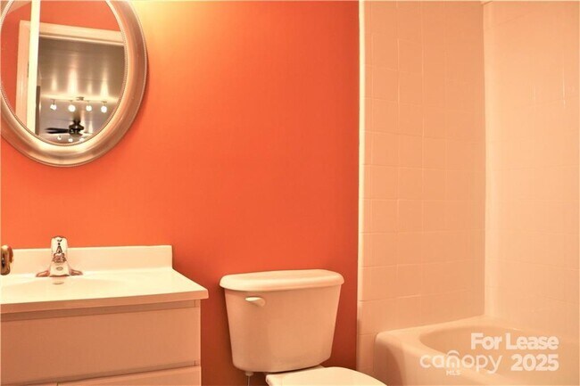 Building Photo - 913 Lillieshall Rd