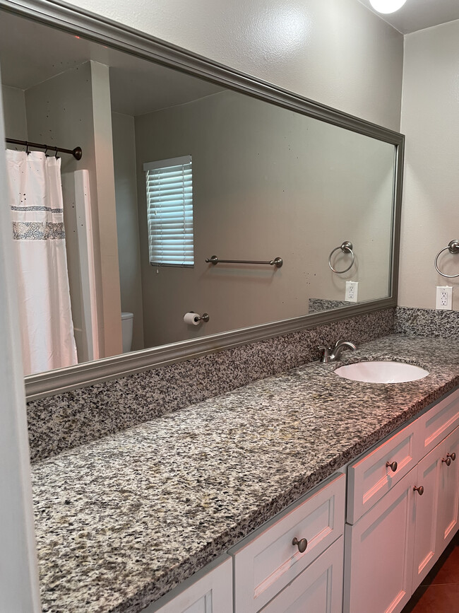 Main bathroom - 1916 Warfield Ave