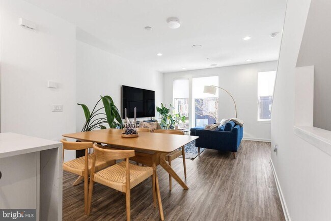 Building Photo - 2006 Northbank Pl