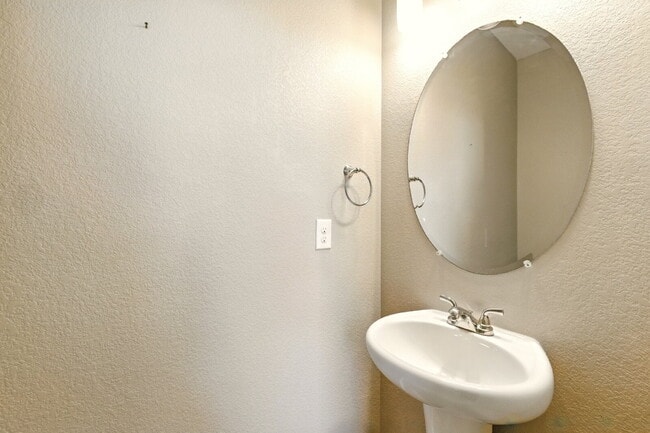 Building Photo - 3 Bedroom 2.5 Bathroom "Like-new" Single Family Home Immediately!