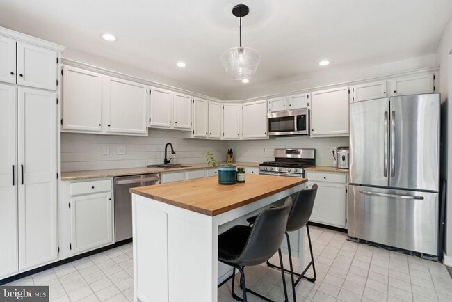 Building Photo - 138 Medinah Dr
