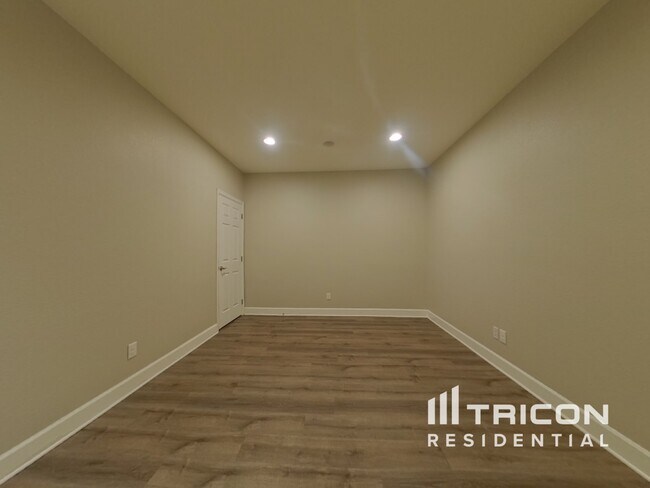 Building Photo - 781 Dublin Pl