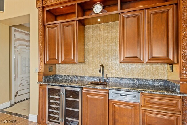 Building Photo - 9145 Tesoras Dr