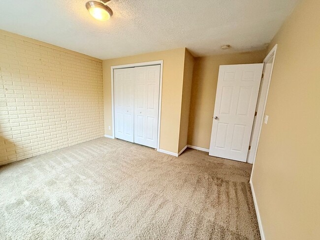 Building Photo - Beautiful Home in East Bloomington!