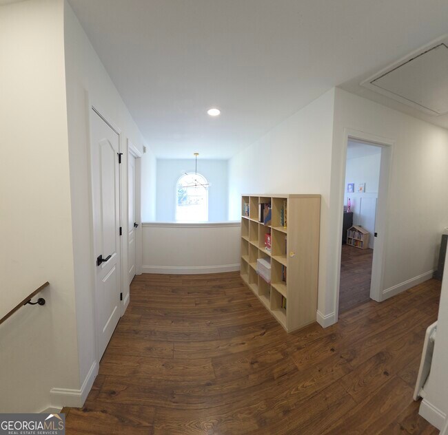 Building Photo - 1121 Vanessa Ave