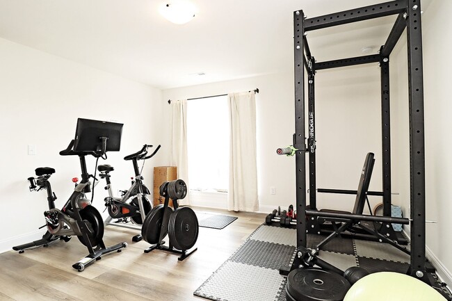 Building Photo - Pet-Friendly Studio Apartment in Desirable...