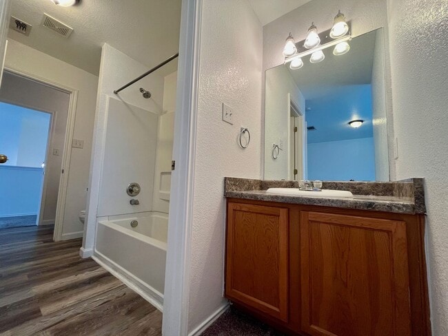 Building Photo - Large 4 bedroom/2.5 bath conveniently located to Lackland AFB! Move-in Ready!