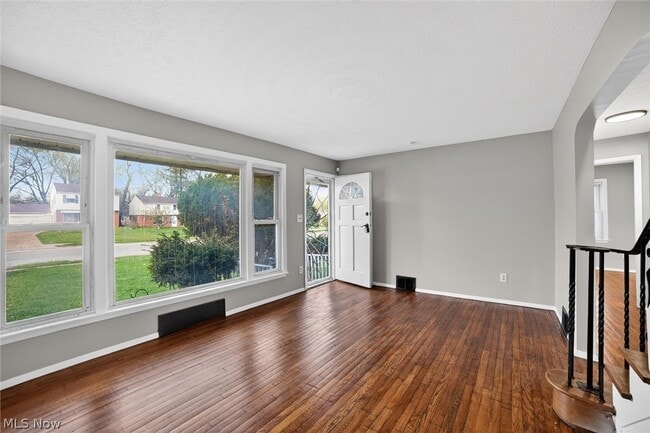 Building Photo - 303 S Green Rd