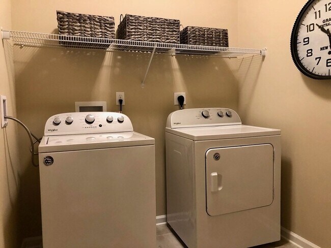 Building Photo - 130 University Ave