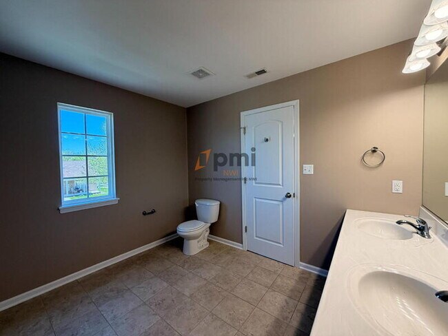 Building Photo - 2707 Westwind Dr