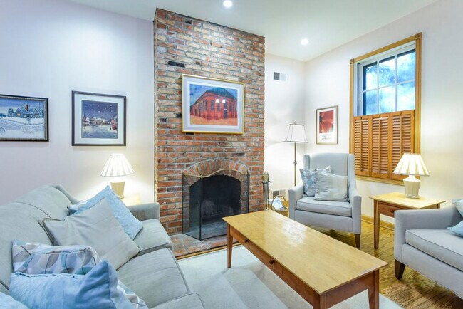 Building Photo - 1127 Independence Ave SE