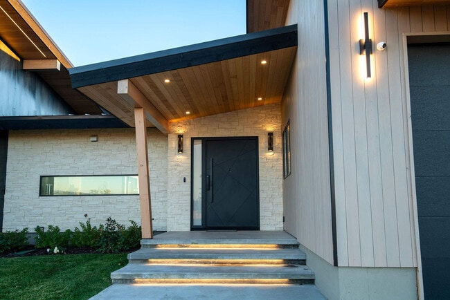 Building Photo - 779 Lucia Ln