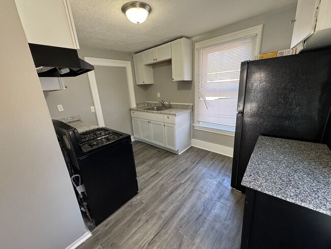 Building Photo - 618 E Locust St