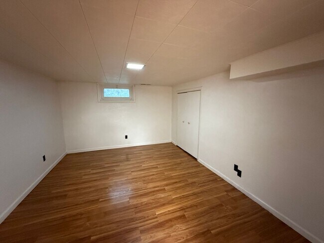 Building Photo - Two bedroom, One bathroom, Pet Friendly Ho...