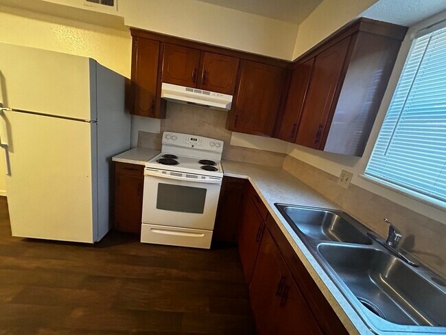 Building Photo - 1415 W Maple Ave