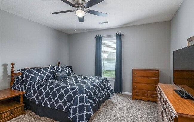 Building Photo - 3BR/2BA Home with Two Car Garage, Fenced B...
