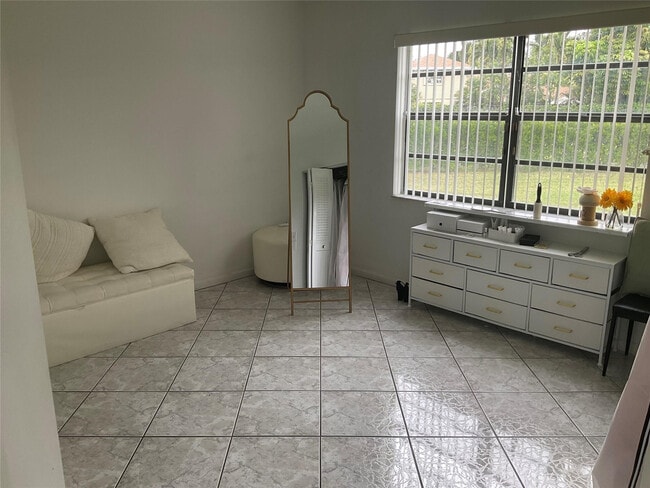 Building Photo - 6269 Woodbury Rd