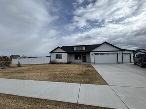 Building Photo - Luxury 4 Bed / 2 Bath Home on .84 Acres – 3 Car Garage – RV Parking