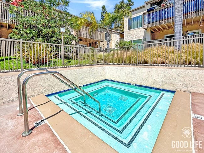 Building Photo - Beautiful 2BD/2BA Condo in La Jolla W/ Pri...
