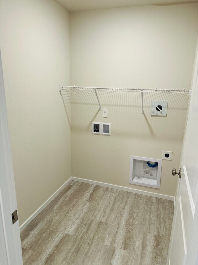Building Photo - Beautiful Brand New 5 Bedroom Home!