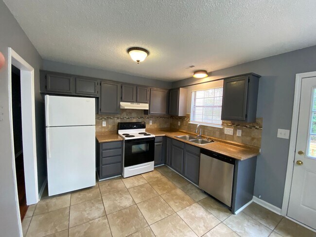 Building Photo - Great, 3-bed / 2 full bath location off th...