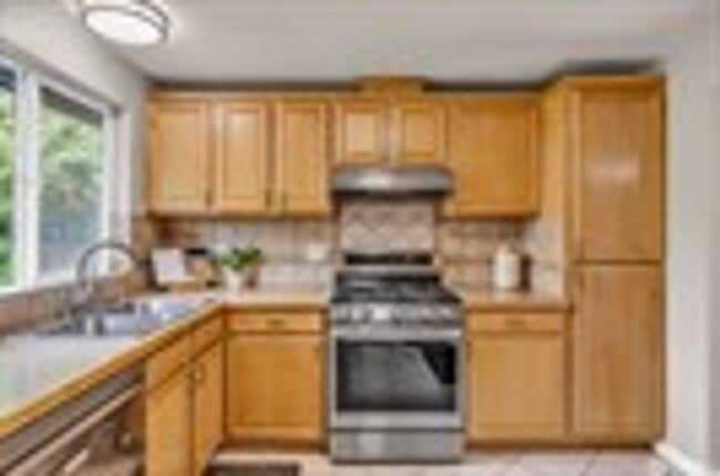Building Photo - Move-In Ready 5-Bed on a Quiet Kingsgate Cul-de-Sac