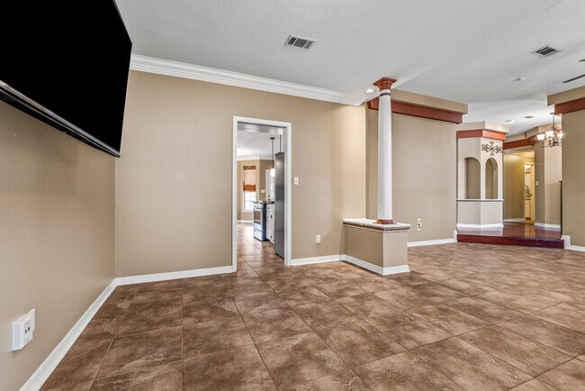 Building Photo - 4/2 Cantonment Property in Kings Road Neighborhood