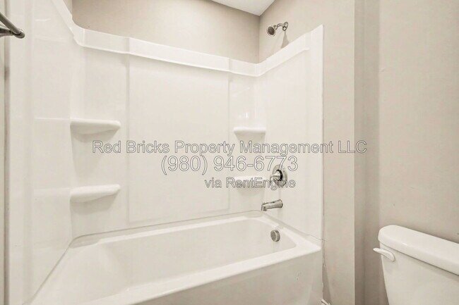 Building Photo - 145 Barclay Dr