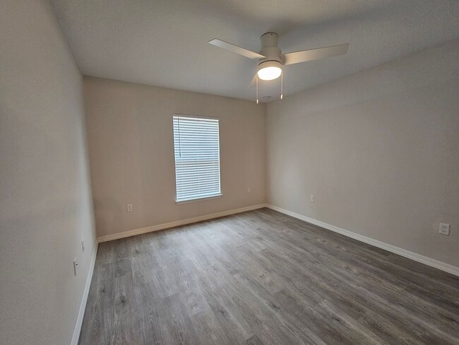 Building Photo - Move-In Ready! Stunning 3-Bedroom Home wit...