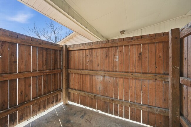 Building Photo - 2001-2007 Teasley Lane-SI FL2-ID1612717P