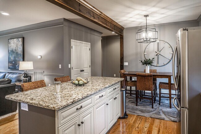 Building Photo - Stunning Custom Built Home in Ridgefields