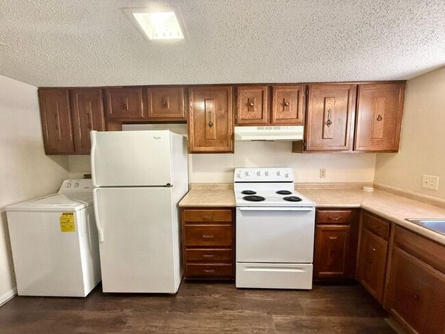 Building Photo - Available Now! 3 bedroom 2.5 bath townhome in Tyler