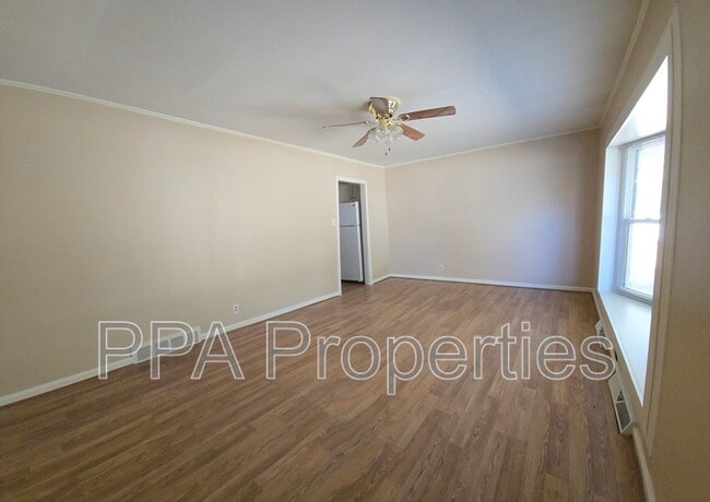 Building Photo - 404 Oakgrove Dr