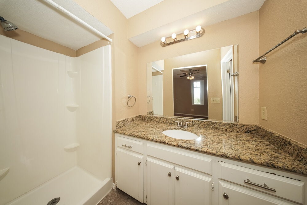 Building Photo - 9705 Oaktree Terrace