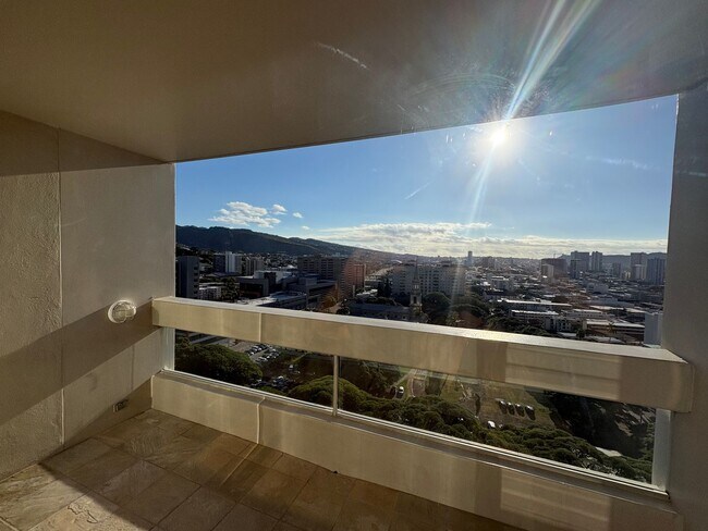 Building Photo - 2 bedroom, 2 bath, 1 parking Banyan Tree Plaza (Punahou)