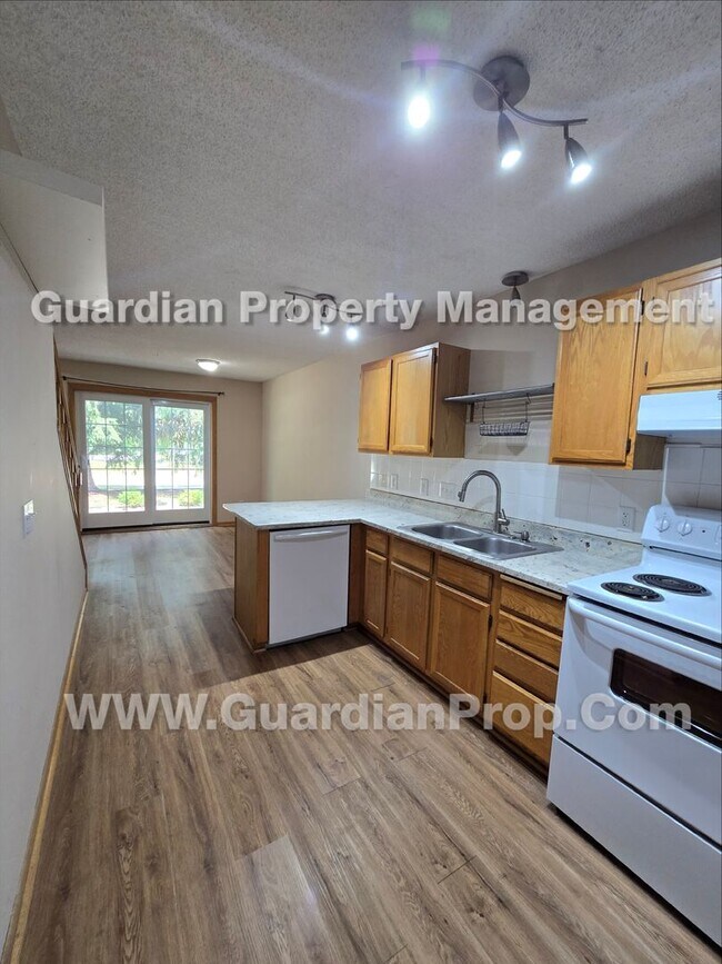 Building Photo - Plymouth Town Home, loft and private patio, master walk-in closet, Available Now!