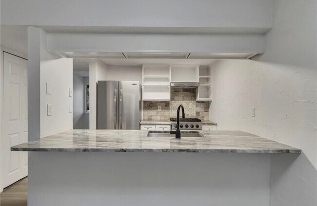 Building Photo - Renovated townhome in Great Alpharetta location