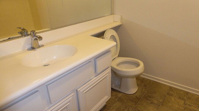 Building Photo - 2 BR 2.5 Bath