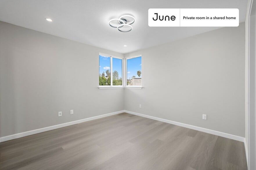 Building Photo - Room in Shared 5 bed/5 bath home in Boyle Heights
